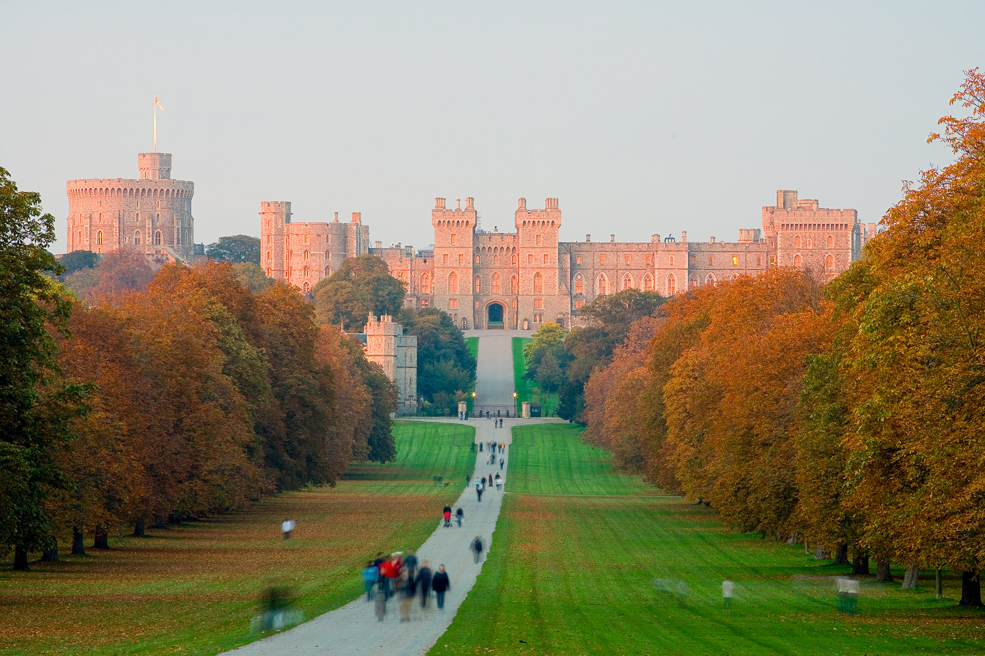 Windsor Castle | Royal Residence & Historic Landmark: the world’s oldest occupied castle and royal residence. Book a guided small-group tour.