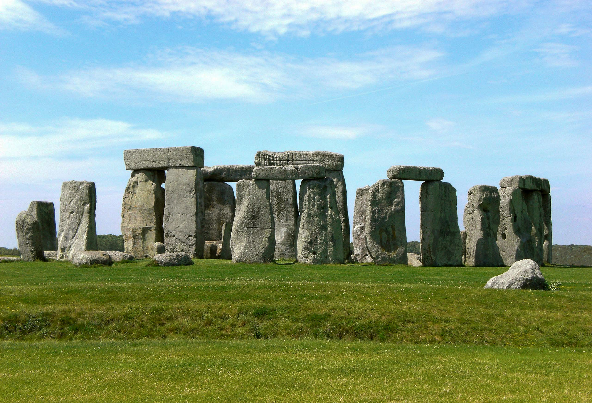 Stonehenge | UNESCO World Heritage Site: one of the world’s most famous prehistoric monuments, on a guided small-group tour from London.
